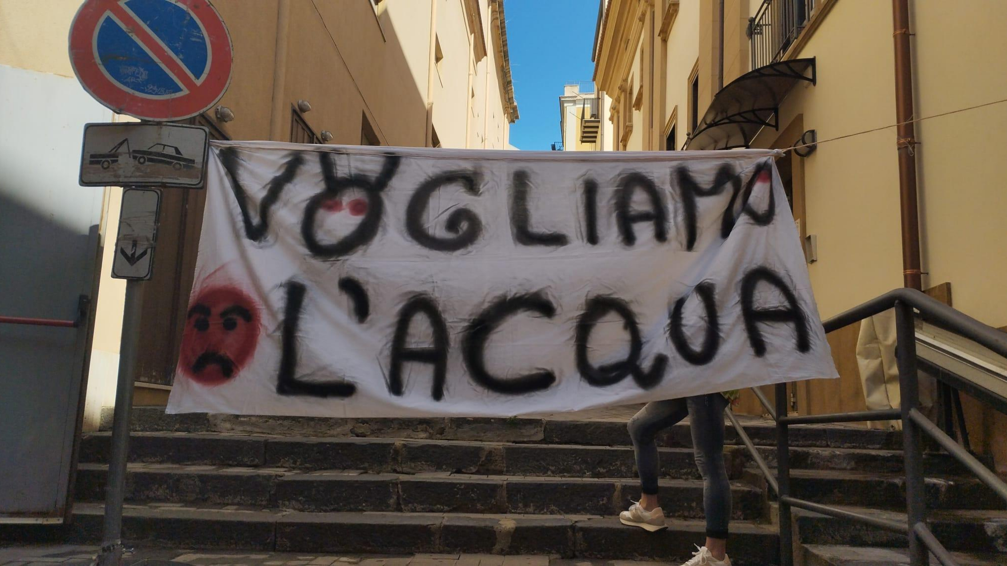 Mercato Cilento, striscioni di protesta nella notte: cittadini contro disagi e siccità
