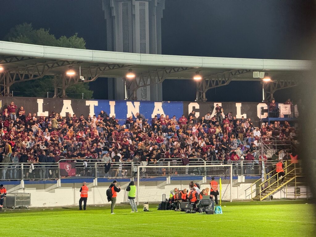 Latina e Salernitana all’intervallo senza reti: equilibrio e intensità al “Francioni”