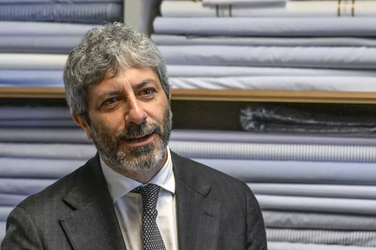 Regionali Campania, confronto acceso tra Fico e studenti: «Diritto allo studio e caro-affitti»