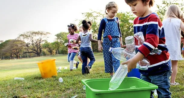 Riciclare per rispettare il mondo: quando la raccolta differenziata diventa una lezione per i più piccoli