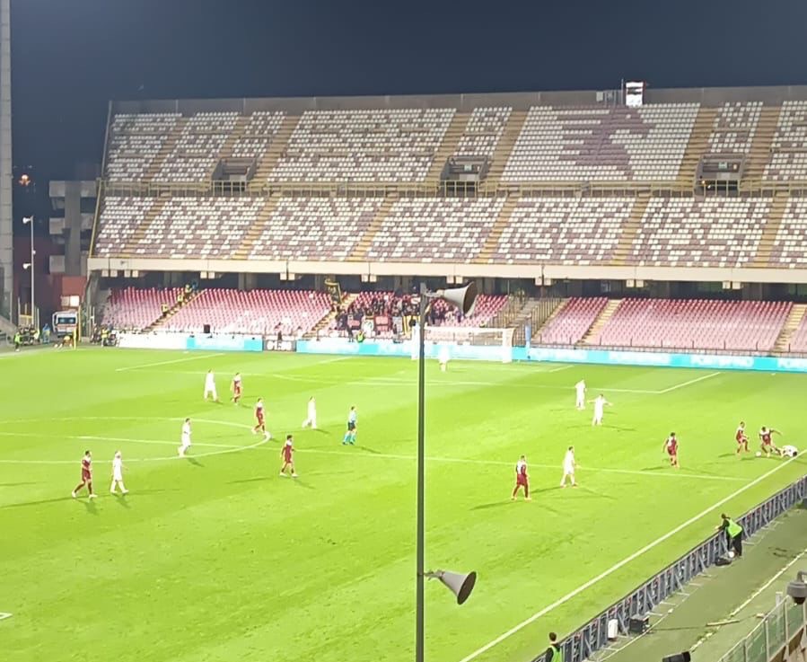La Salernitana pareggia 0-0 contro il Crotone all’Arechi e perde il primato