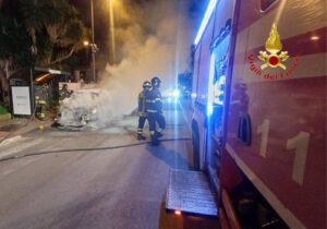 Incendio auto a Bellizzi: auto prende fuoco in marcia, conducente illeso
