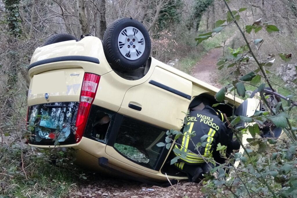 Incidente a Galdo di Campagna, auto si ribalta: paura per un anziano conducente