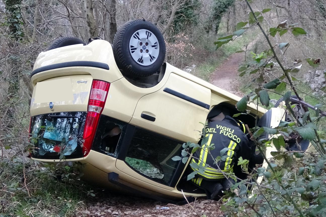 Incidente a Galdo di Campagna, auto si ribalta: paura per un anziano conducente