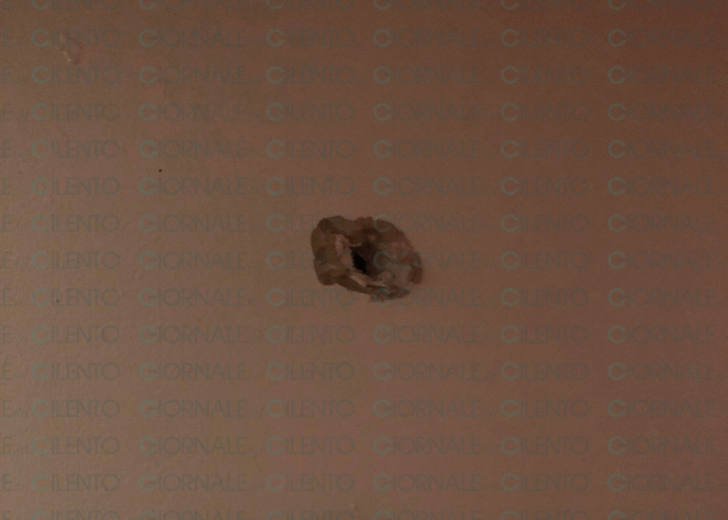 Paura nel Cilento: colpo di fucile sfiora un uomo sul balcone di casa