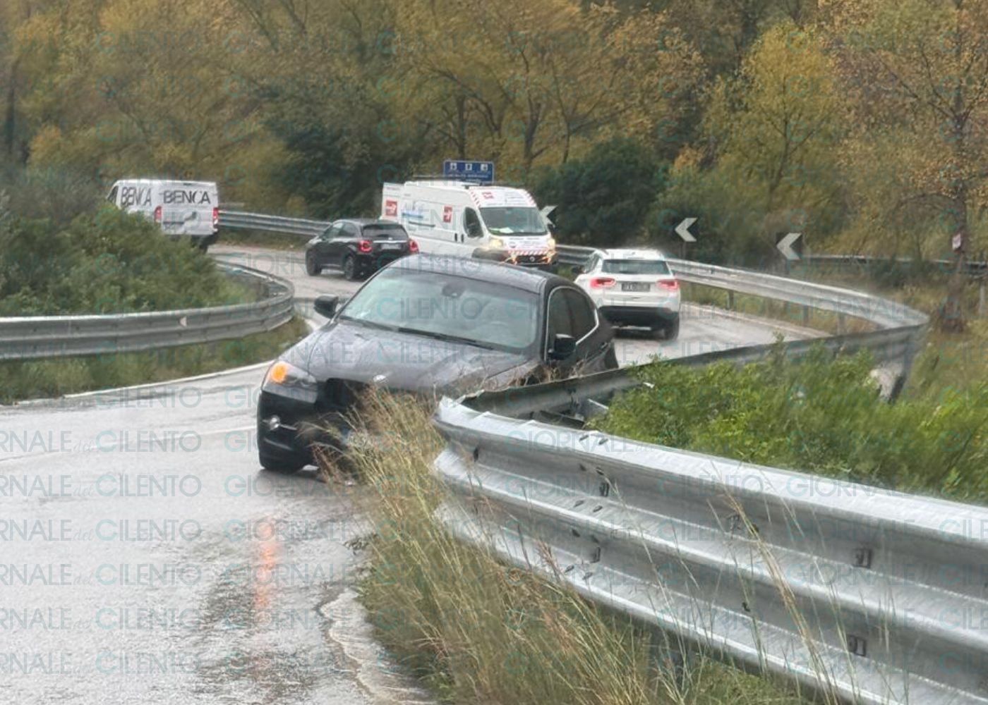 Bmw sbanda sulla Mingardina per il fondo bagnato: traffico rallentato, nessun ferito