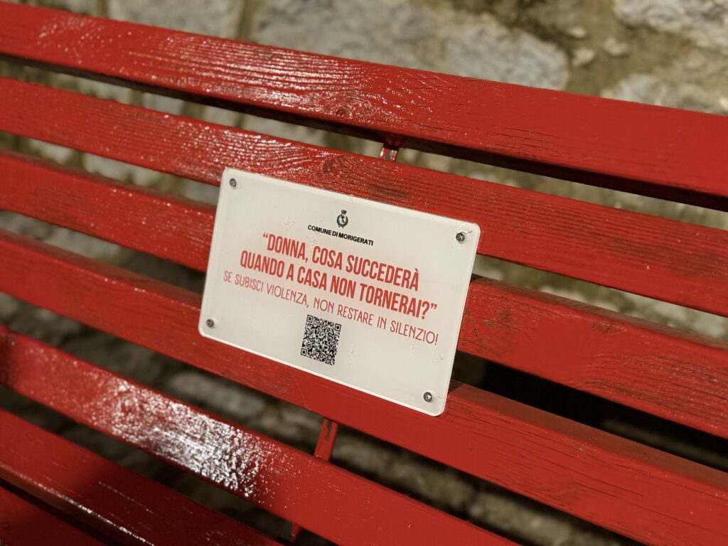 Morigerati, inaugurata la panchina rossa contro la violenza sulle donne con QR code del Centro Antiviolenza