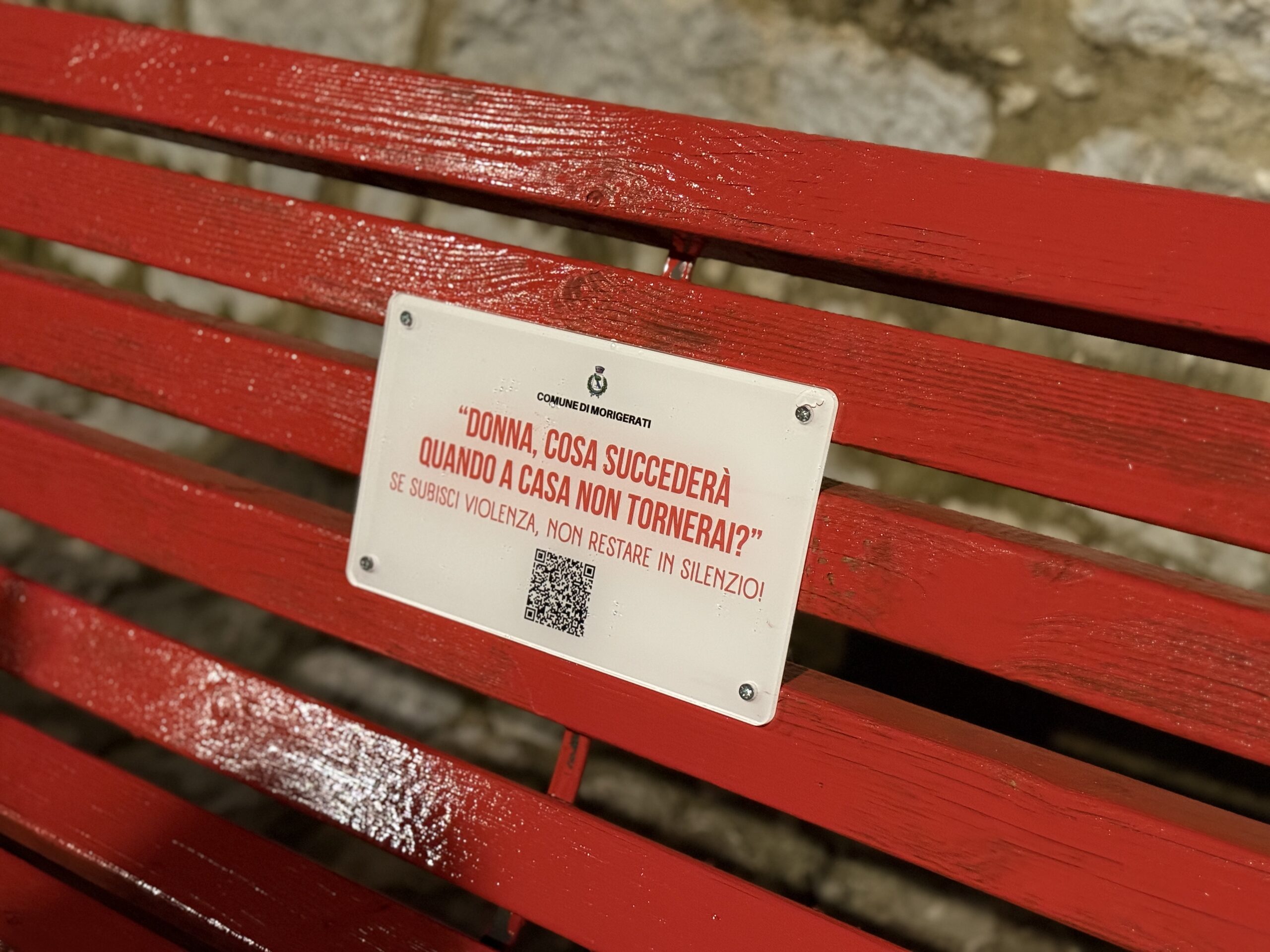 Morigerati, inaugurata la panchina rossa contro la violenza sulle donne con QR code del Centro Antiviolenza