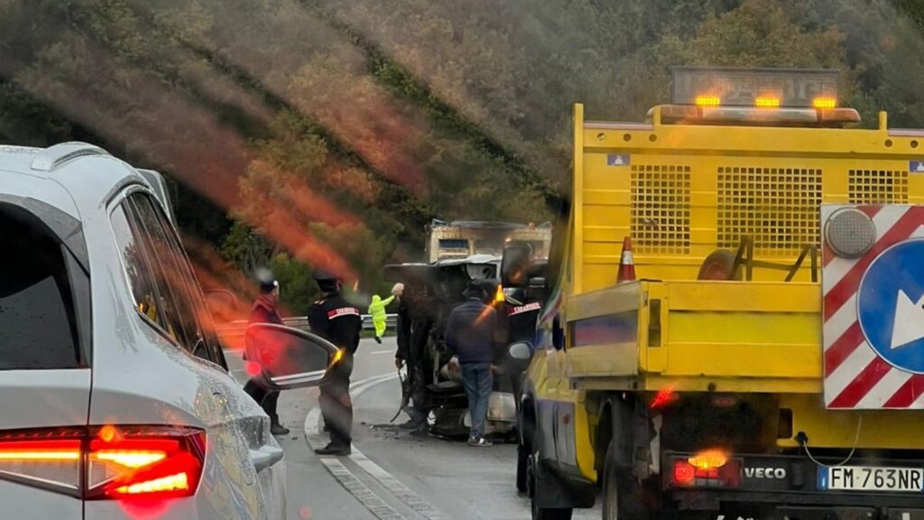 Incidente sulla Cilentana: furgoncino si ribalta