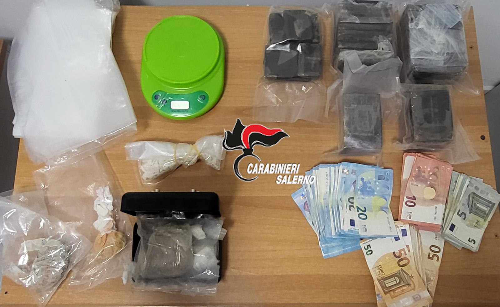 Salerno, arrestati due fratelli per spaccio di droga: sequestrati hashish, cocaina e crack