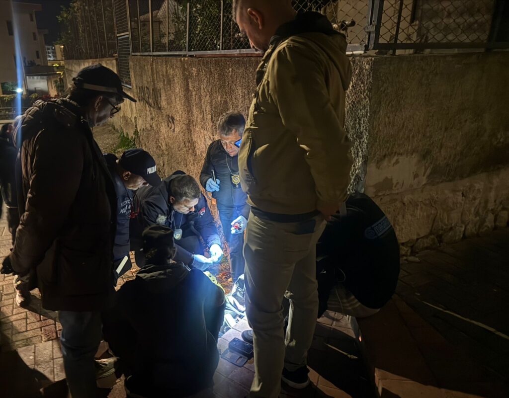 Salerno, operazione della municipale contro i furti nei sacchi della differenziata: denunce e sequestri