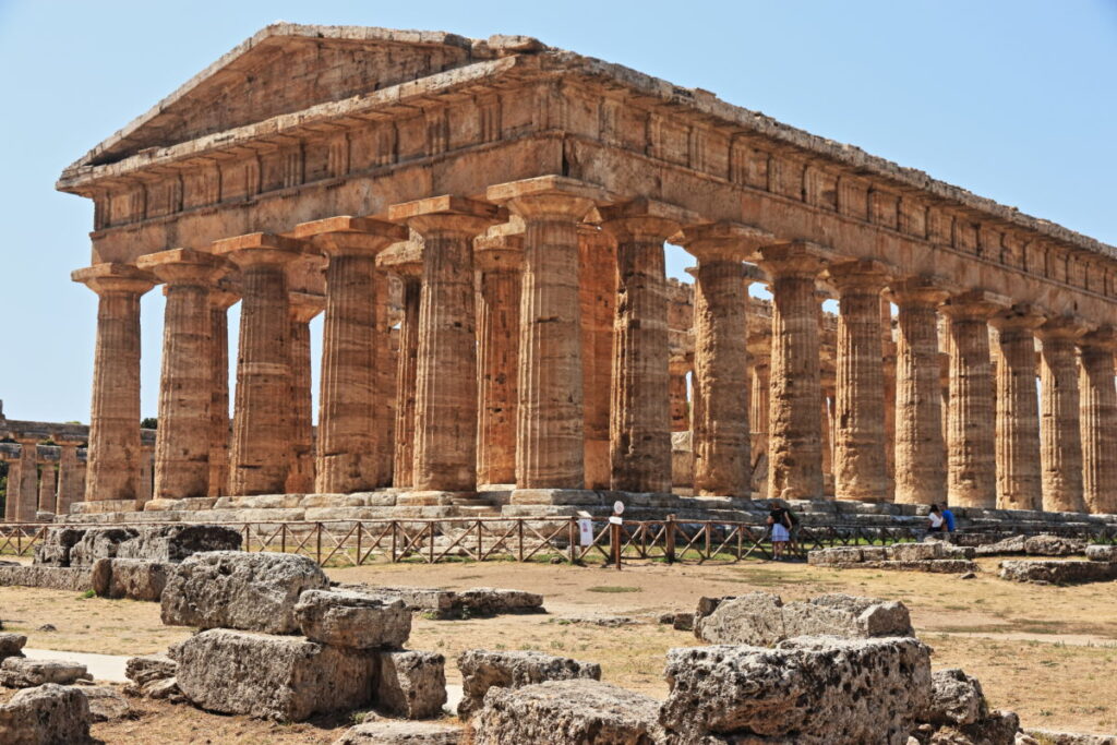 Paestum, il viaggio nel tempo che emoziona ancora: tra i templi dorici meglio conservati al mondo