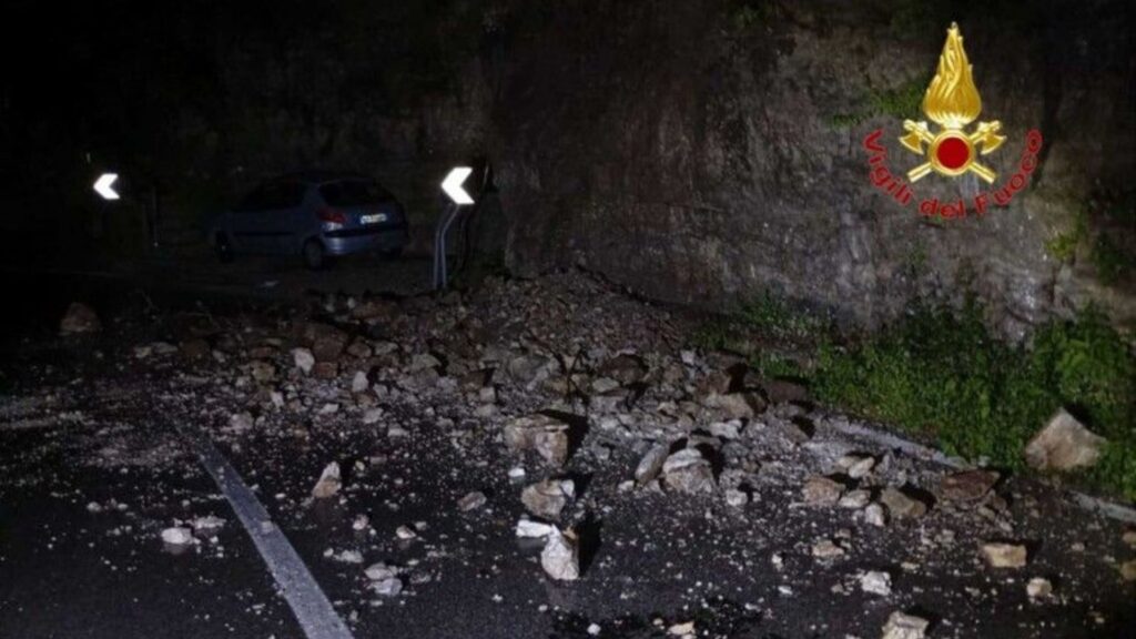 Statale Amalfitana ancora chiusa: maltempo e frane rallentano i lavori