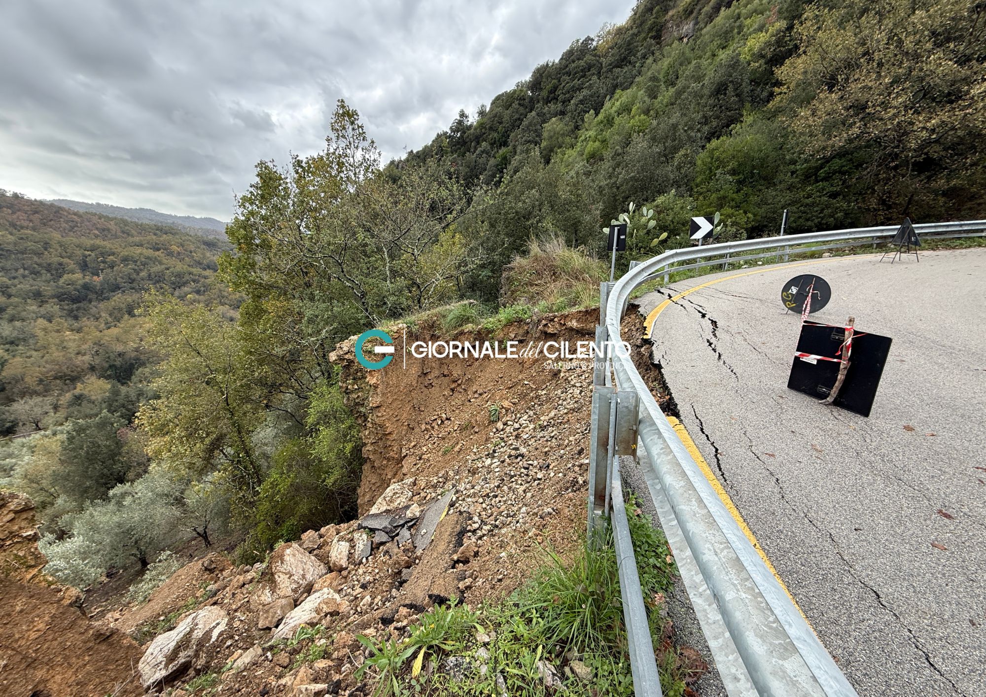 Morigerati, smottamento sulla strada: cedimento di un muro a valle