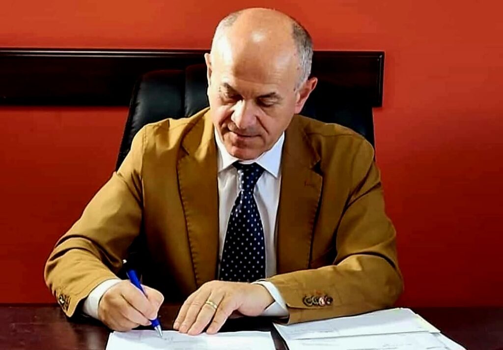 Agropoli, sindaco vieta uso di bottiglie di plastica e  monouso nella sede municipale