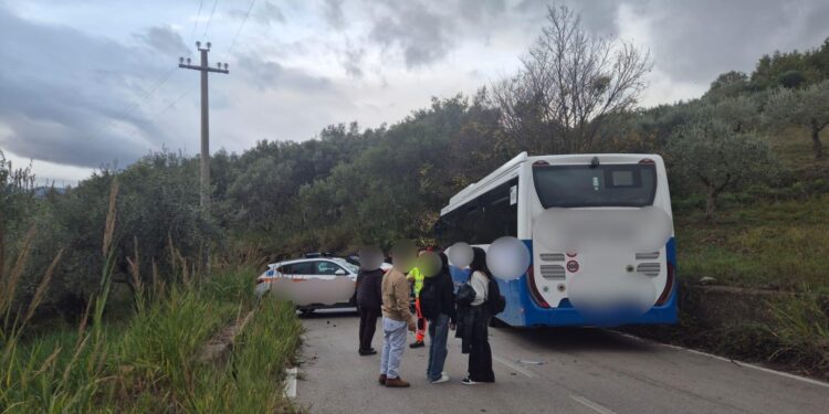 Incidente tra Bellosguardo e Corleto: coinvolti un bus con studenti e un’auto medica