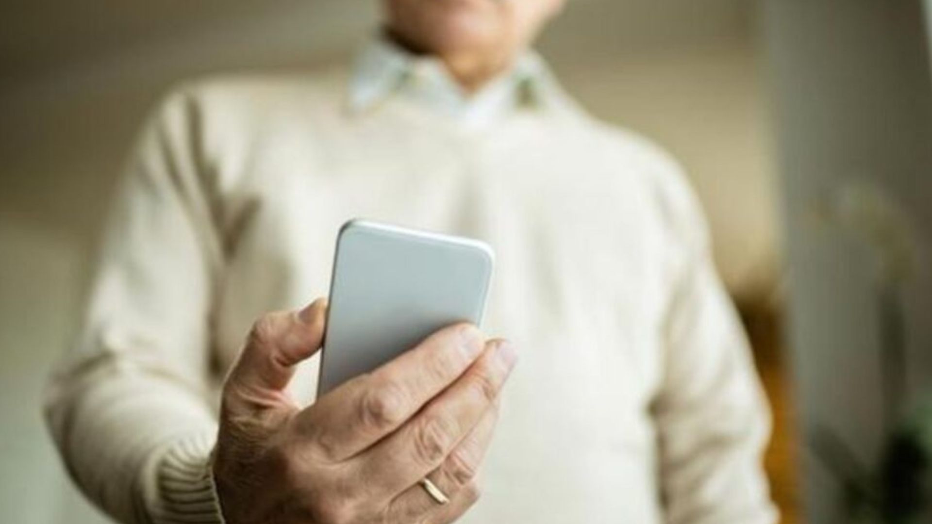 Tentata truffa del “finto incidente” a Ispani: padre ingannato al telefono, interviene il figlio. Minacce dai malviventi