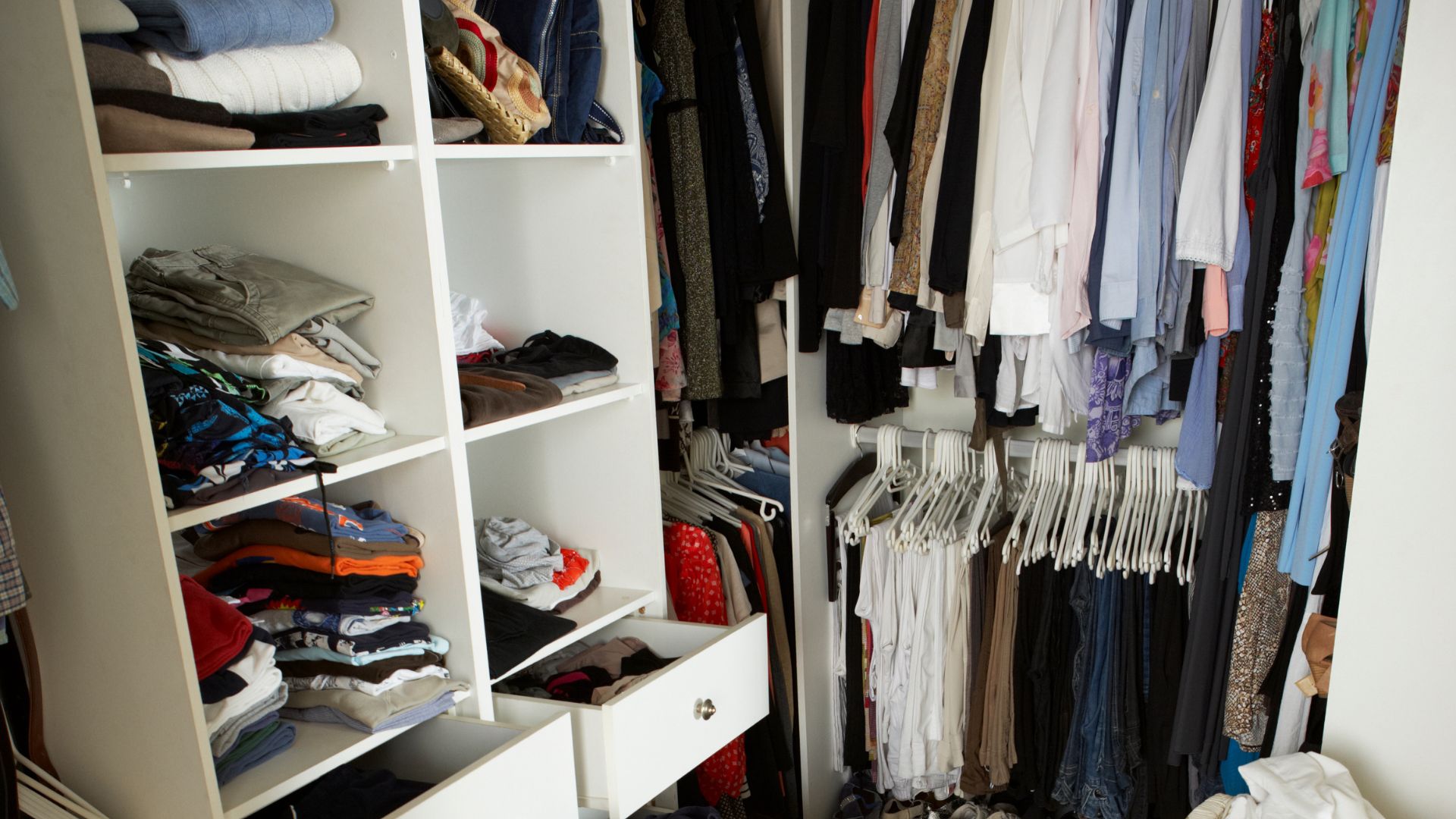 Perché non trovi mai cosa indossare (anche se hai tutto)