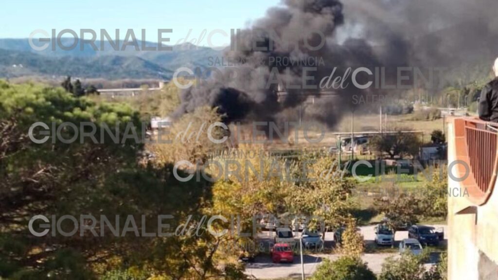 Castelnuovo Cilento, auto in fiamme nel parcheggio della stazione