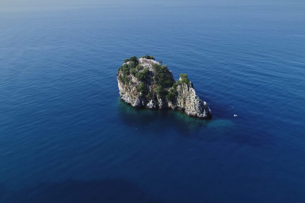Quel «coniglio» che emerge dal mare: l’eterno fascino dello scoglio simbolo di Palinuro