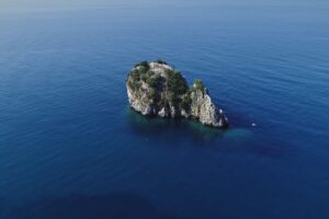 Quel «coniglio» che emerge dal mare: l’eterno fascino dello scoglio simbolo di Palinuro