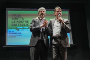 Regionali, il M5S riempie il teatro De Lise: confronto pubblico con Conte e Fico