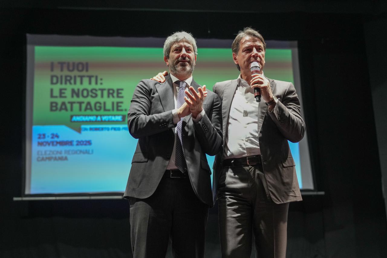 Regionali, il M5S riempie il teatro De Lise: confronto pubblico con Conte e Fico