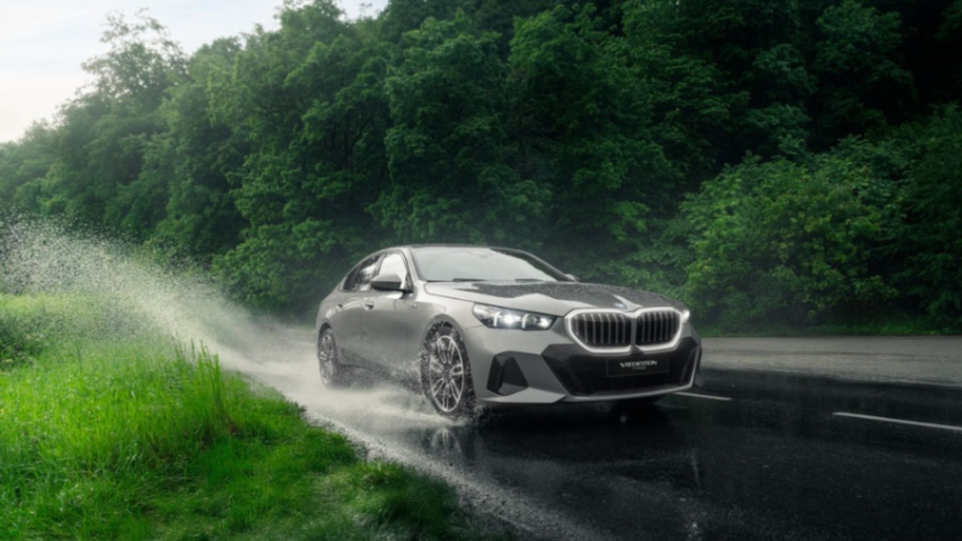 Troppi automobilisti italiani sottovalutano la distanza di frenata sul bagnato