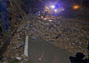 Frana sulla strada tra Lentiscosa e San Giovanni a Piro: traffico interrotto