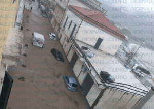 Sapri paralizzata dalla pioggia, città allagata e forti disagi