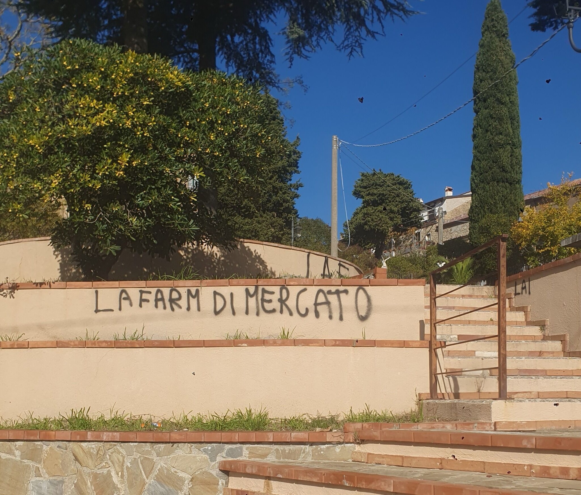 Perdifumo, vandali in azione: scritte e raid. Sindaco: «Ora basta»