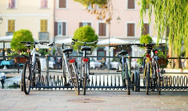 Agropoli, il consigliere Pesce sollecita il Comune: «Servono più stalli per bici, ciclomotori e motocicli»
