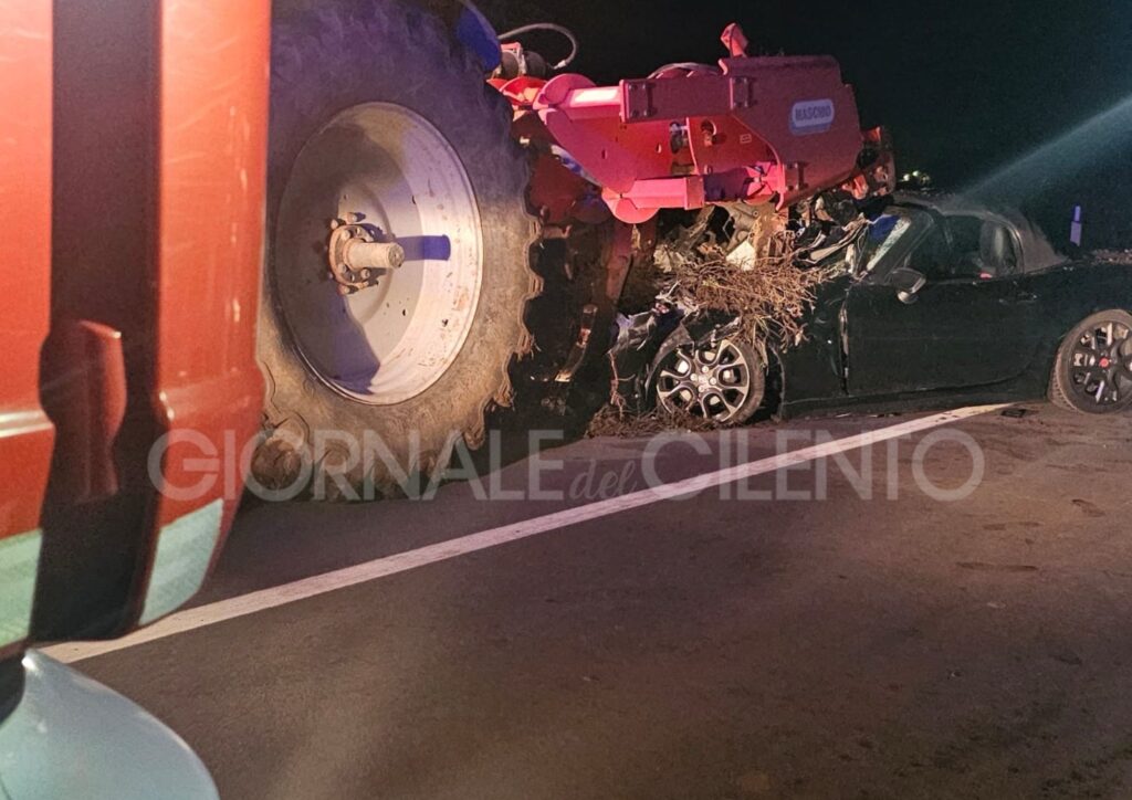 Grave incidente tra Atena Lucana e Sant’Arsenio: auto finisce sotto un trattore