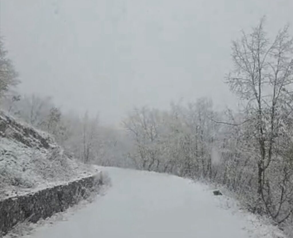 Prima neve sul Cervati: l’inverno arriva in anticipo. Temperature in calo nel weekend