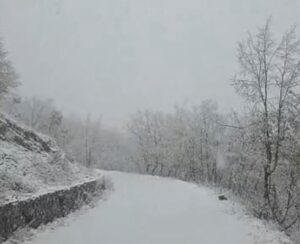 Prima neve sul Cervati: l’inverno arriva in anticipo. Temperature in calo nel weekend