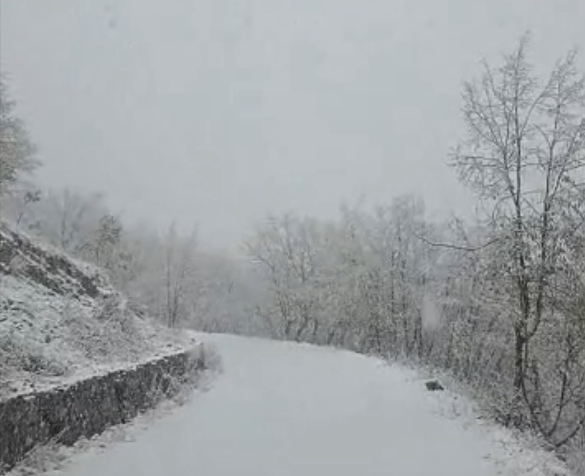 Prima neve sul Cervati: l’inverno arriva in anticipo. Temperature in calo nel weekend