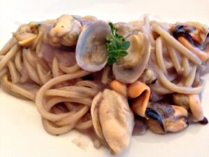 Spaghetti con frutti di mare e crema di patate viola