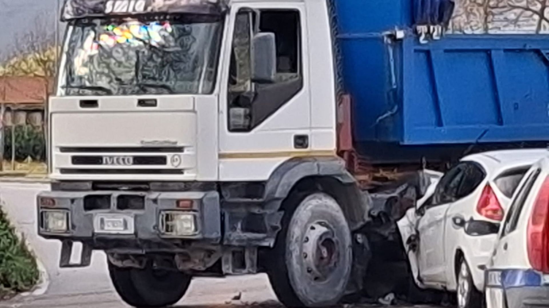 Auto finisce sotto un camion a Padula: ferita una donna