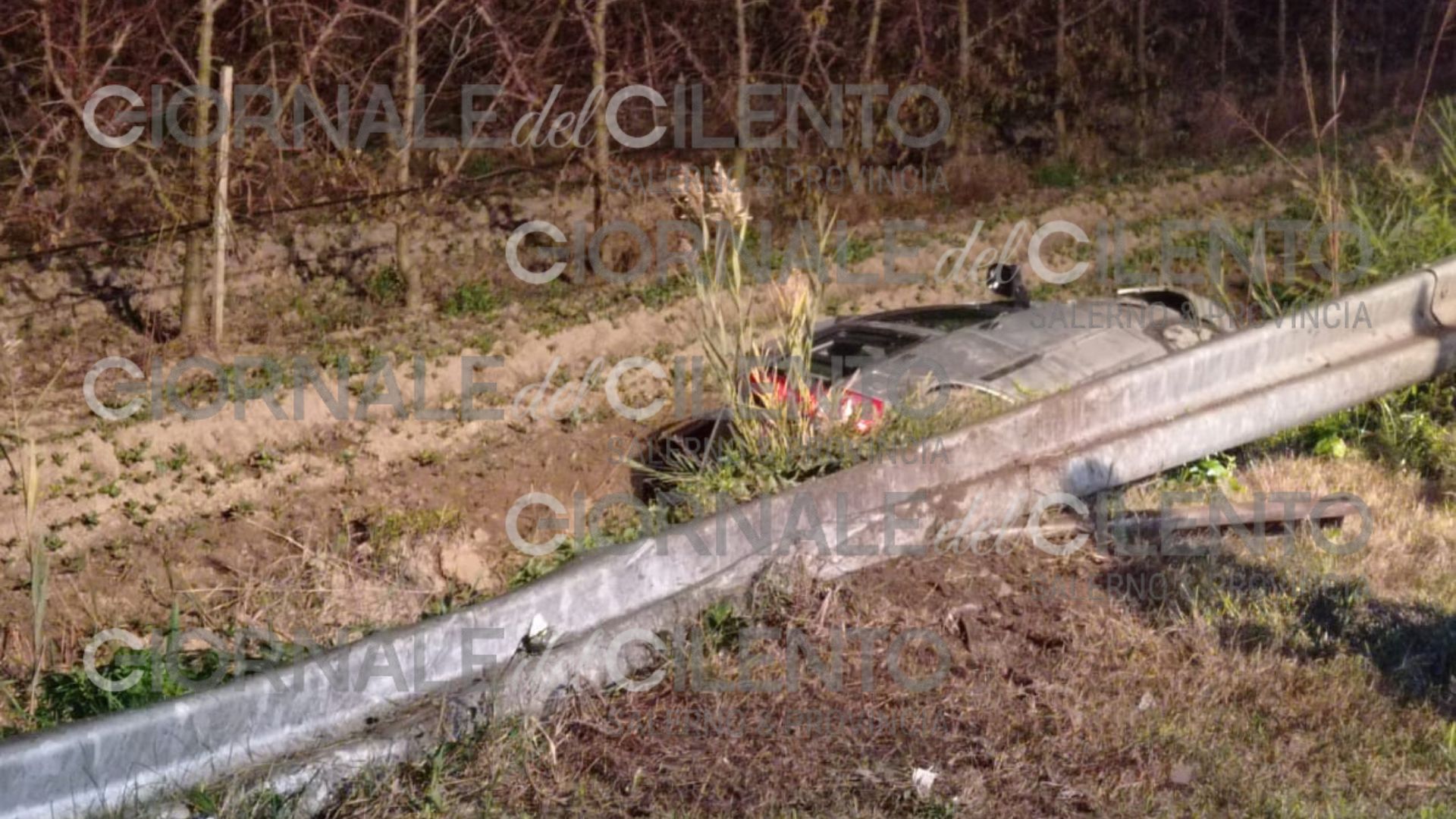 Sbandano con l’auto e finiscono in un canale: paura per cinque giovani