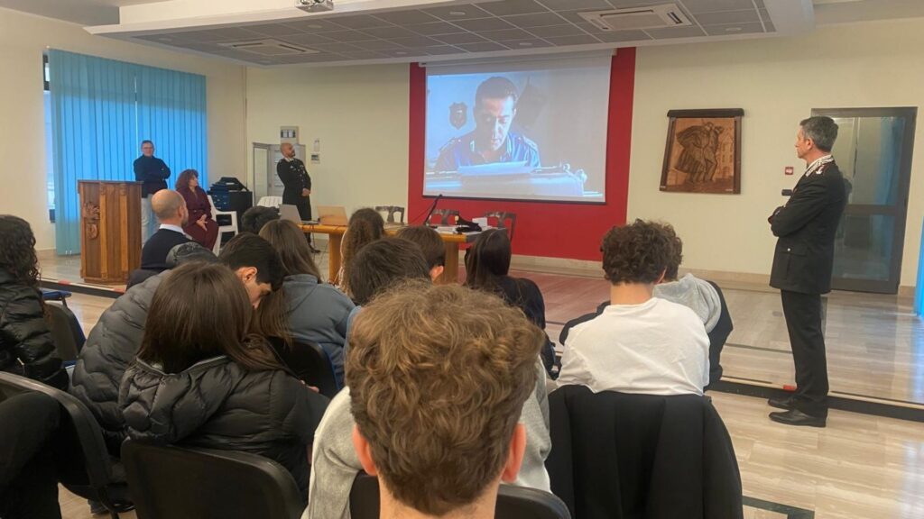 Violenza di genere, incontro al Comando provinciale dei carabinieri: inaugurata una panchina rossa