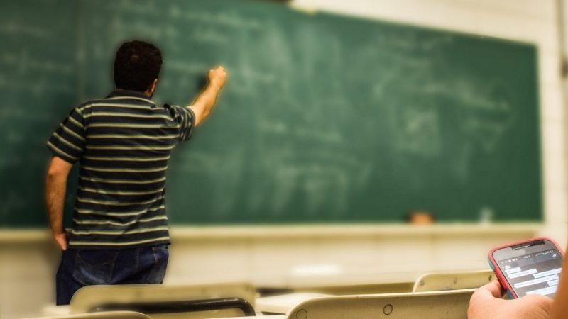 Aumento stipendi docenti 2025: le novità del contratto scuola secondo il ministro Valditara