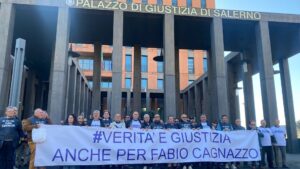 Caso Vassallo, sostegno a Fabio Cagnazzo: il flash mob davanti al palazzo di giustizia di Salerno