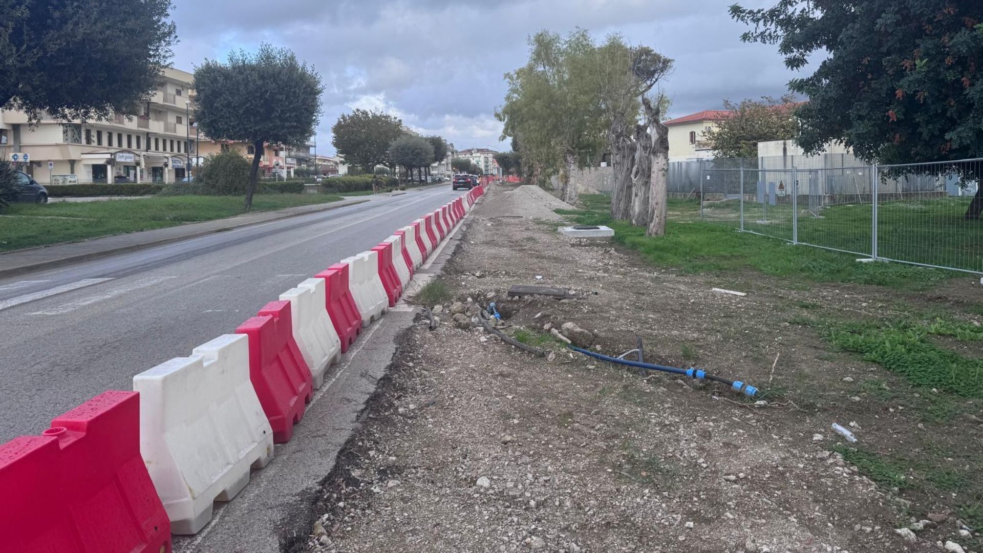 Procedono i lavori di rifacimento dei marciapiedi di viale della Repubblica a Capaccio Scalo