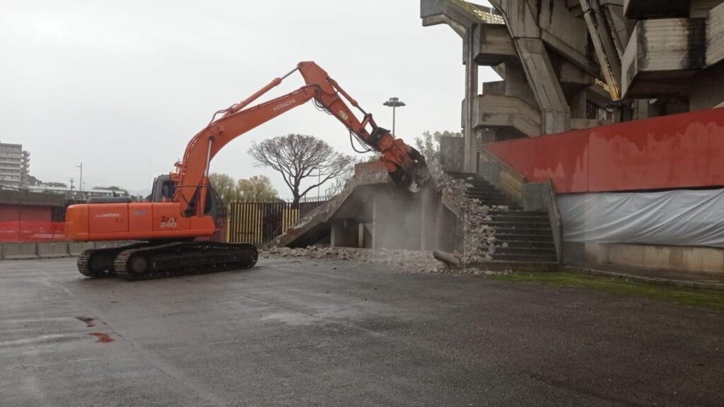 Lavori allo stadio Arechi, partite questa mattina le operazioni di demolizione della curva nord