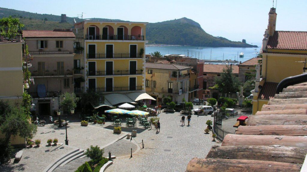 Marina di Camerota, truffarono anziana per 30 mila euro: arrestati