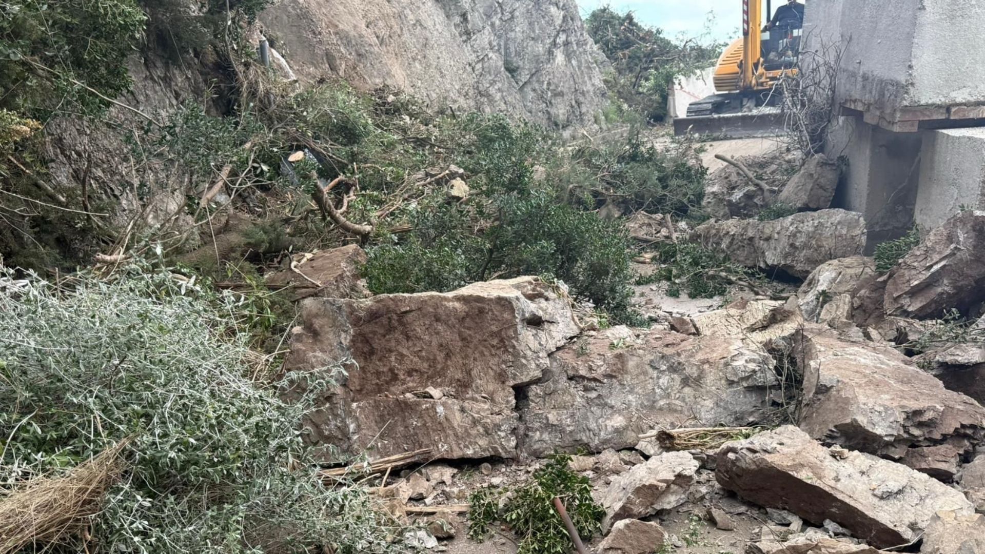 Disgaggio di massi pericolanti a Cetara: la SS163 Amalfitana resta chiusa fino alle 18 di oggi