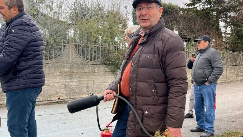 Caggiano, furgone prende fuoco vicino ai seggi: sindaco e cittadini lo domano