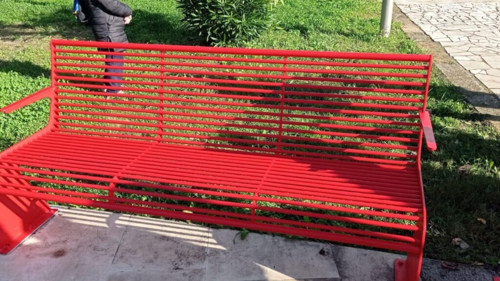 Violenza di genere, inaugurata a Salerno una panchina rossa al parco del Mercatello
