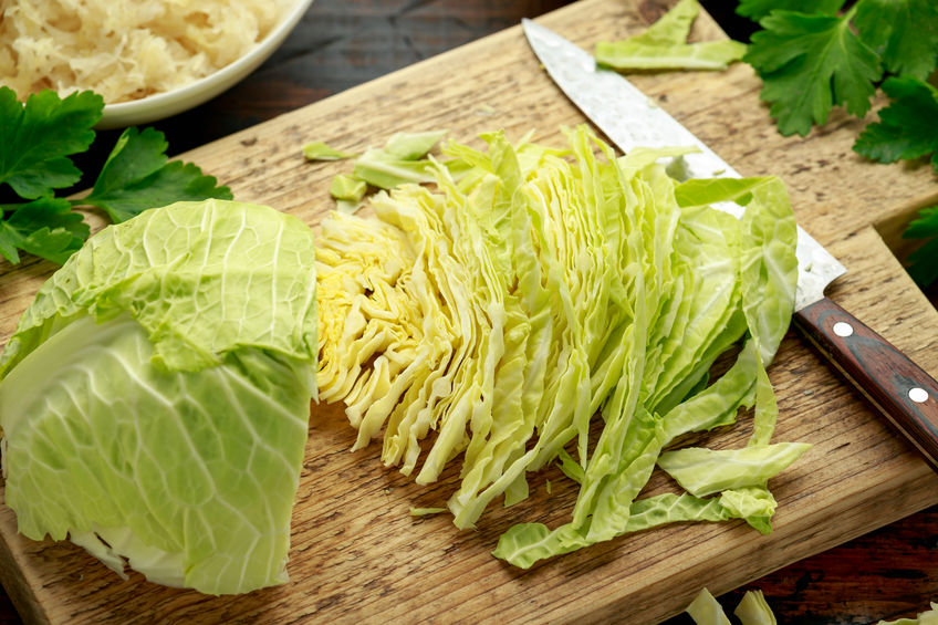 Tortino di verza, patate e provola affumicata: la ricetta invernale gustosa e leggera da preparare con un’unica pirofila