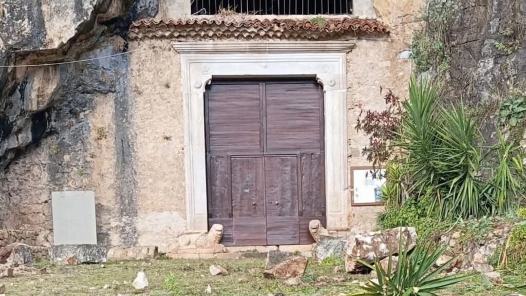Caduta massi, chiuso l’accesso al Santuario di San Michele Arcangelo a Sant’Angelo a Fasanella